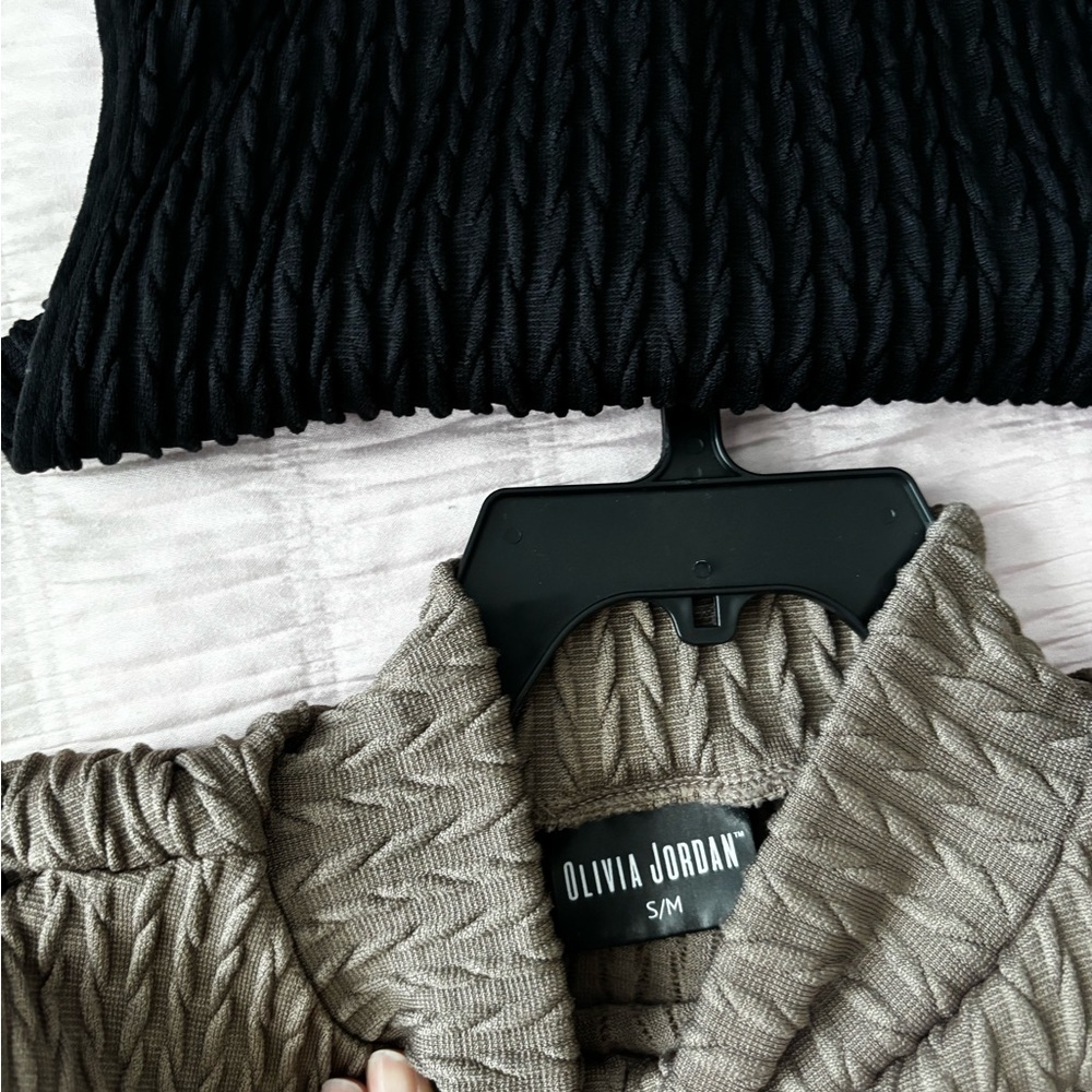 Sleeveless Mock Neck Ribbed Tops - Picture 2 of 9